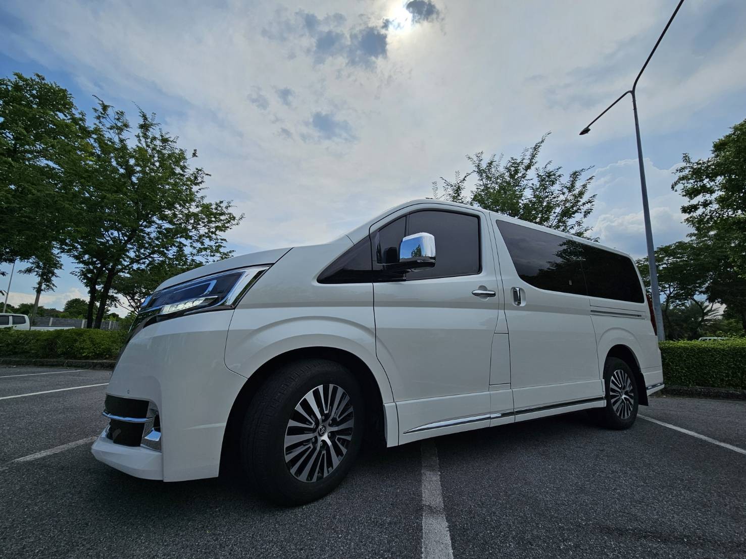 บริการเช่ารถตู้ Toyota Majesty พร้อมคนขับ 