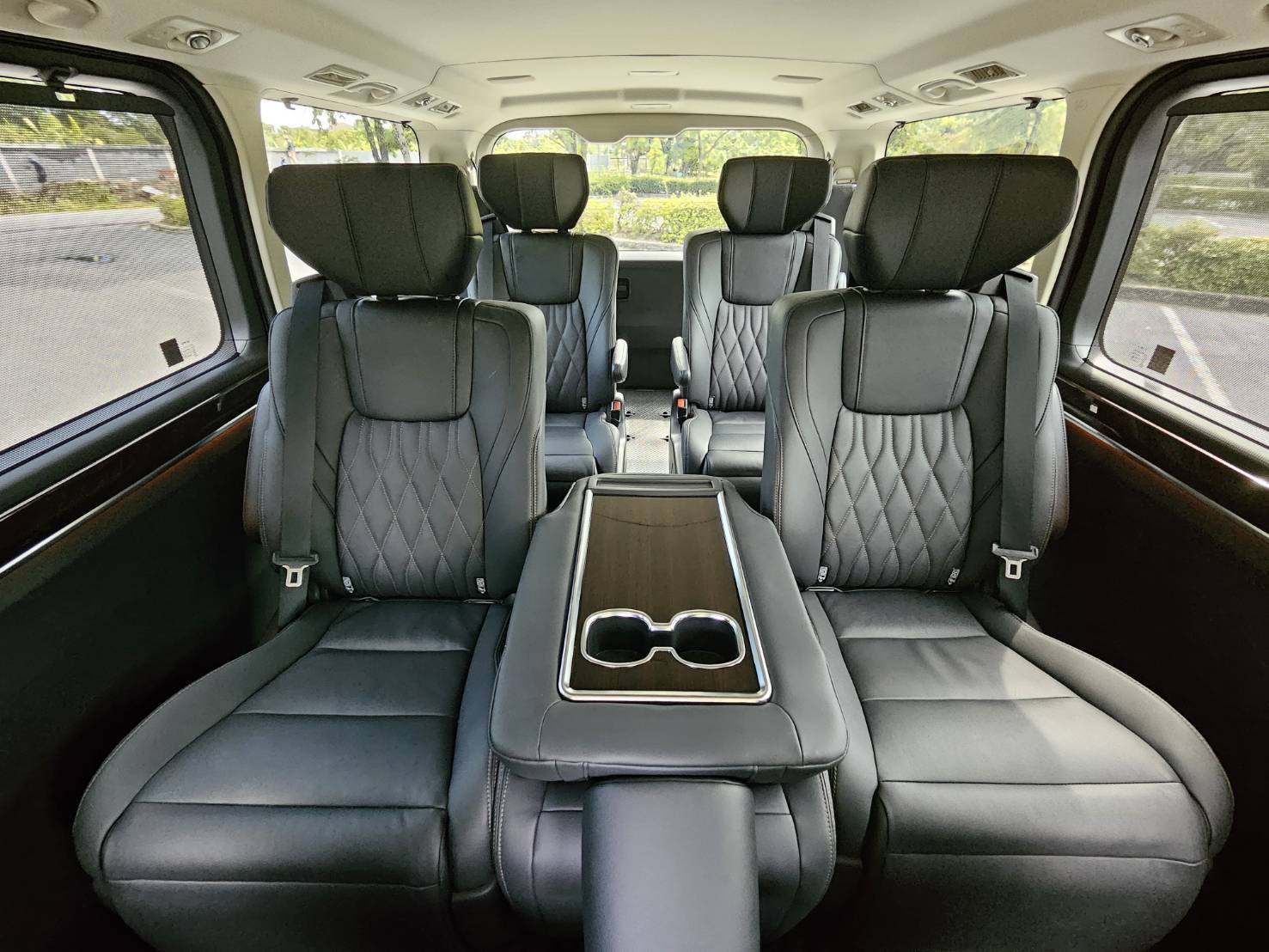 บริการเช่ารถตู้ Toyota Majesty พร้อมคนขับ