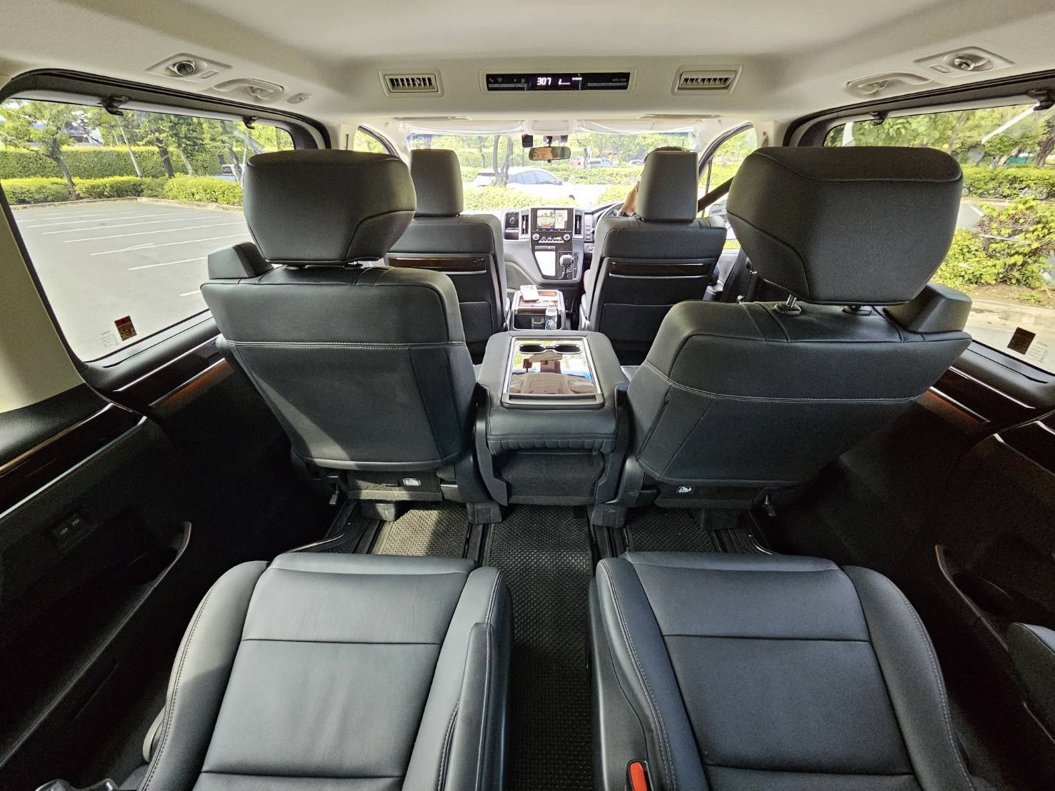 บริการเช่ารถตู้ Toyota Majesty พร้อมคนขับ