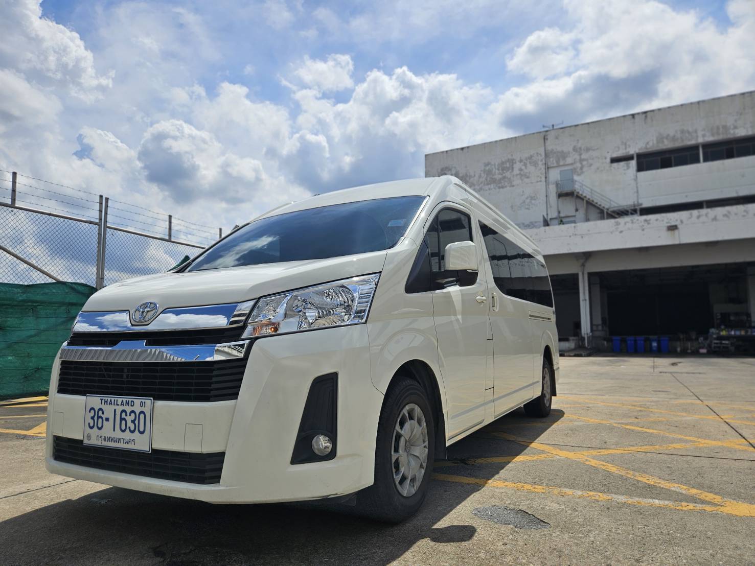 Damnoen Saduak Market and Train Market and Amphawa Floating Market Day Trip by VIP Van