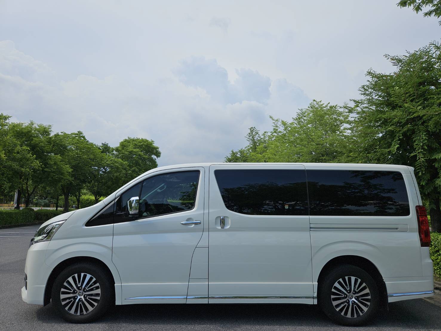 Toyota Majesty Rental with Driver in Bangkok